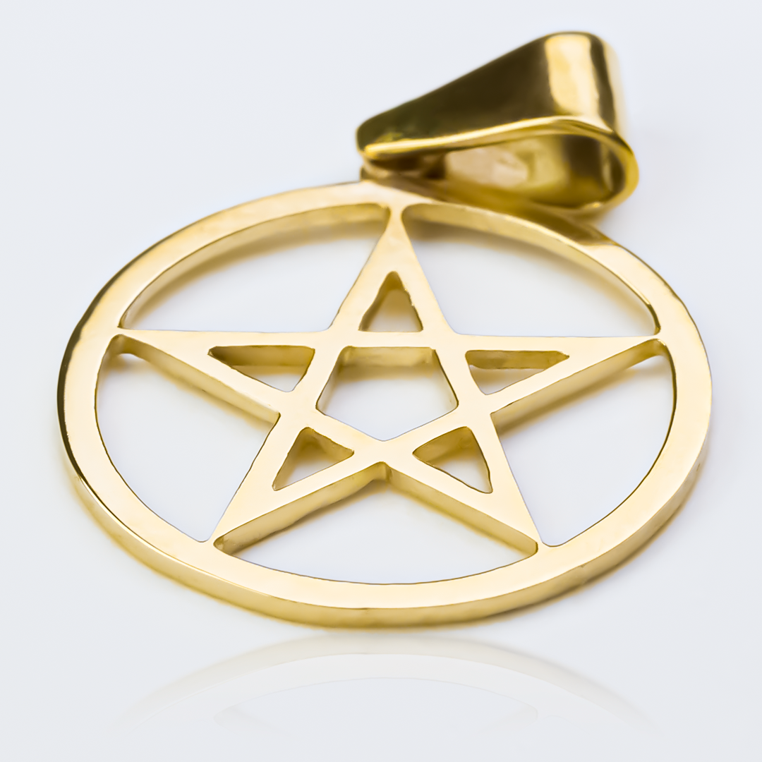 El Dije Tetragramatón S es una pieza exclusiva de Joyería Caracas, elaborada en oro de 18K y con una garantía de por vida. Su diseño y calidad garantizan una pieza de lujo que te acompañará por siempre. Haz una declaración de elegancia con este dije de colección única.