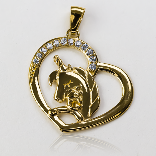 Descubre la elegancia y exclusividad del Dije Unicornio Cristales. Hecho de Oro 18K y creado por Joyería Caracas, este dije deslumbra con su diseño único y cristales brillantes. Con garantía de por vida, esta pieza única se convertirá en una joya atemporal en tu colección.