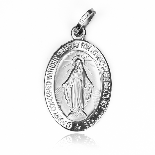 Exclusivo dije de la Virgen milagrosa, hecho de oro blanco 18K por Joyería Caracas. Con garantía de por vida, este dije es un símbolo de elegancia y devoción. Adorne su cuello con esta pieza de lujo y lleve consigo la protección divina.