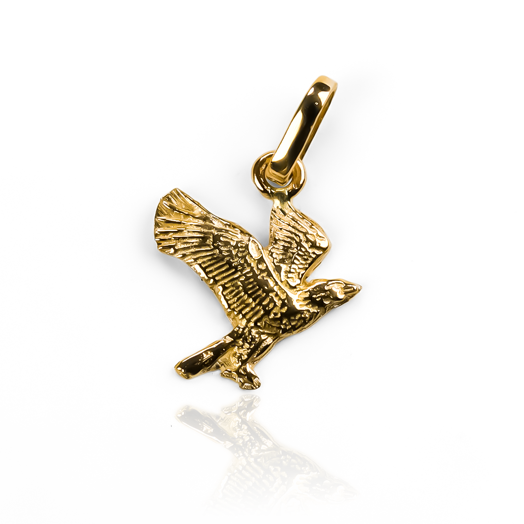 Encarna tu estilo con el Dije Águila mini JC, una obra maestra de joyería Caracas con un elegante diseño en oro 18K. Destacando tu exclusividad y sofisticación, este dije es una garantía para toda la vida de belleza y arte en tu colección de accesorios.