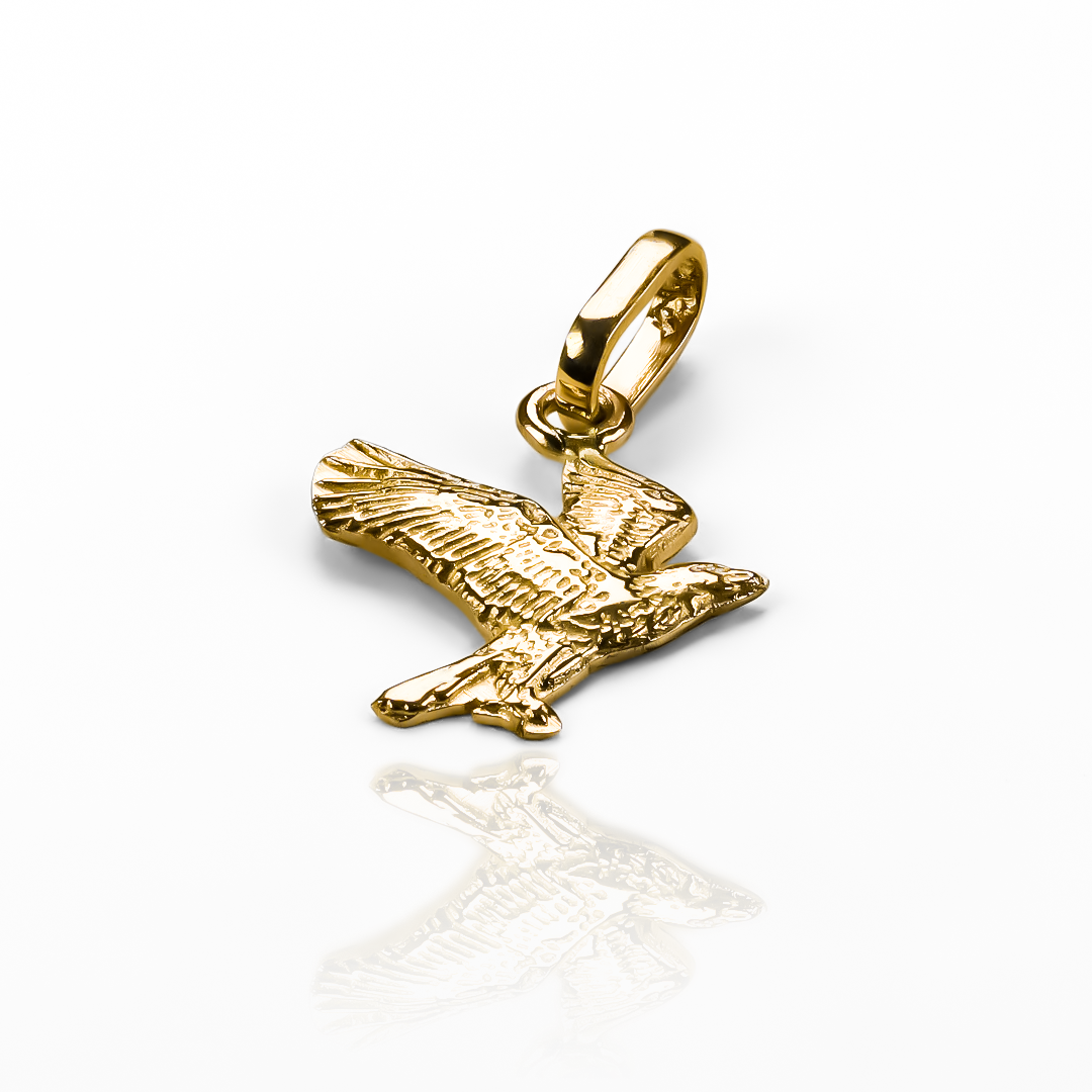 Encarna tu estilo con el Dije Águila mini JC, una obra maestra de joyería Caracas con un elegante diseño en oro 18K. Destacando tu exclusividad y sofisticación, este dije es una garantía para toda la vida de belleza y arte en tu colección de accesorios.