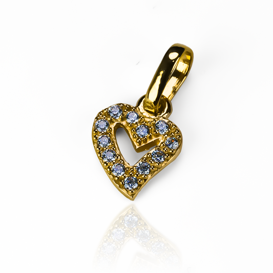 Este exquisito dije en forma de corazón está diseñado con cristales de alta calidad y fabricado en oro 18K de la prestigiosa Joyería Caracas. La combinación perfecta de elegancia y durabilidad, con garantía de por vida, lo hace un accesorio insuperable para complementar tu estilo único.