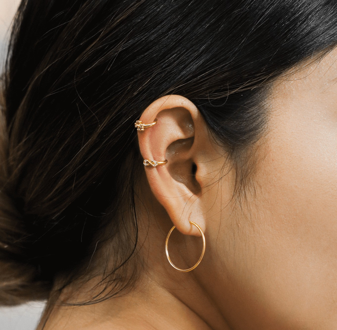 Earcuff Infinity en oro 18K de Joyería Caracas. Una pieza de elegancia eterna para tu colección, con garantía de por vida. Haz una declaración de estilo sutil pero sofisticada con este hermoso earcuff.