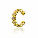 Este Earcuff caterpillar cristal es una joya de oro 18K de la exclusiva marca Joyería Caracas. Su diseño elegante y sofisticado simboliza la vida eterna y viene con una garantía para toda la vida. Añade un toque de lujo a tu estilo con esta pieza única y duradera.