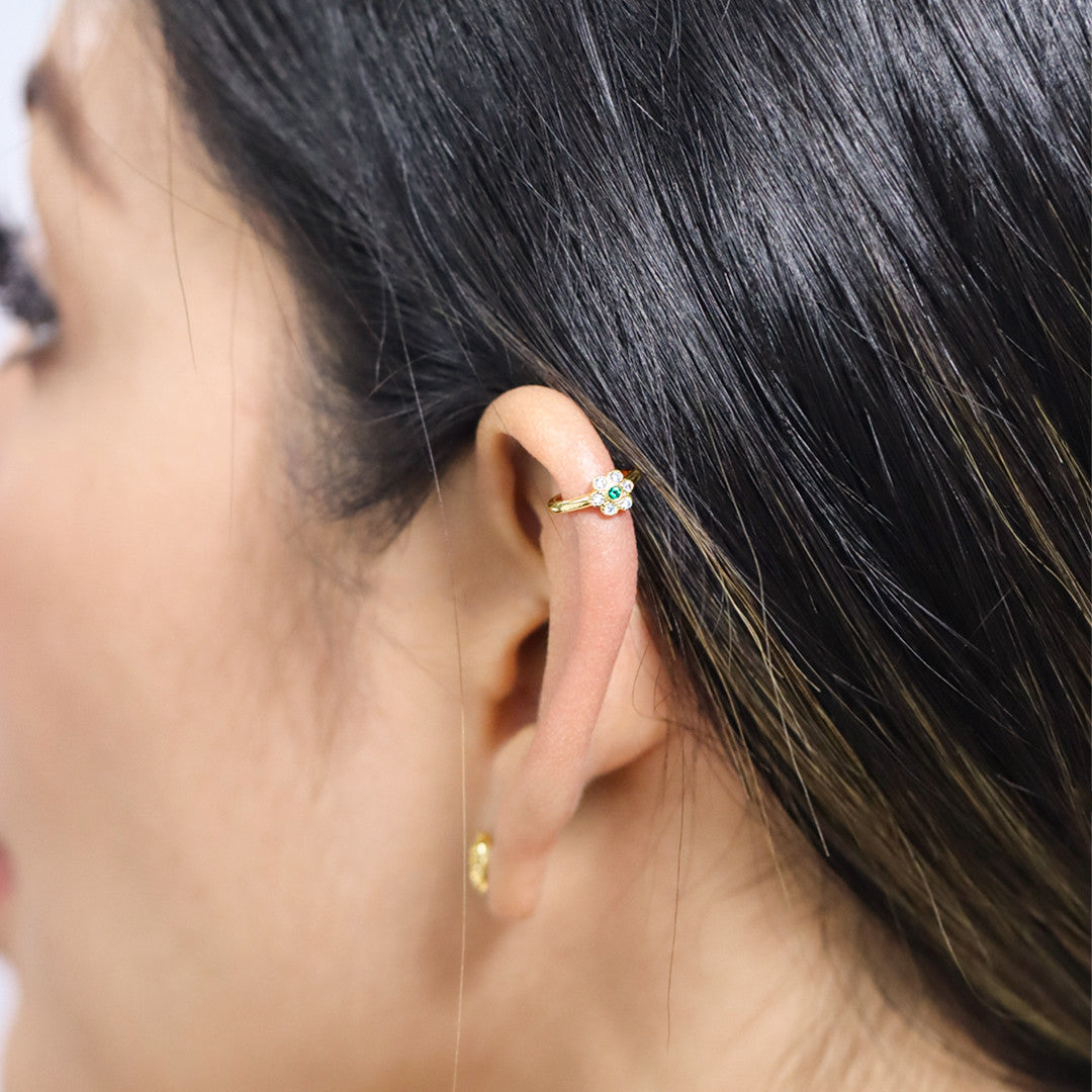 La elegante flor Earcuff es una exquisita pieza de joyería de oro 18K de Joyería Caracas. Con su diseño sofisticado y exclusivo, esta pieza es una declaración de estilo y lujo. Además, cuenta con una garantía de por vida para asegurar su calidad y durabilidad. Añade un toque de arte y belleza a tu atuendo con este Earcuff flower.