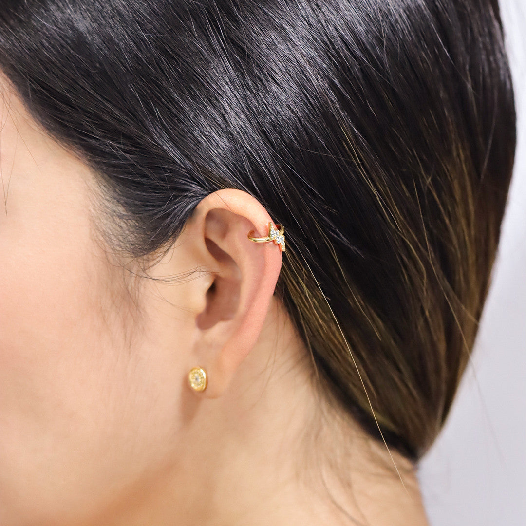 Descubre la elegancia y la exclusividad con nuestro Earcuff Lightning de Oro 18K de Joyería Caracas. Con garantía de por vida, este accesorio es la adición perfecta para cualquier outfit. Brilla como un relámpago con este producto de alta calidad.