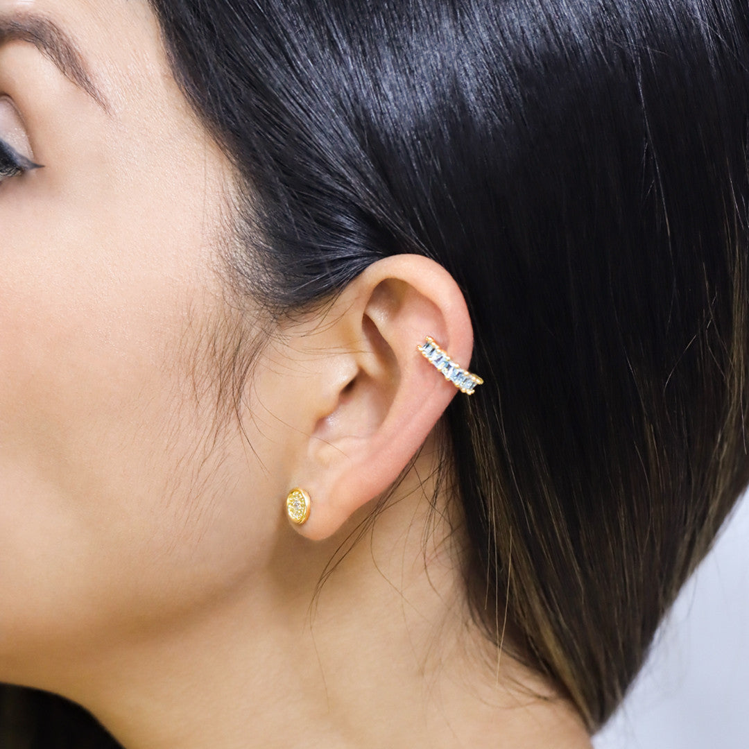 Descubre la elegancia y exclusividad de los Earcuff stones de Joyería Caracas. Creados con Oro 18K de la más alta calidad, estos accesorios te garantizan un estilo de vida sofisticado y duradero. Luce una joya única, con garantía para toda la vida.