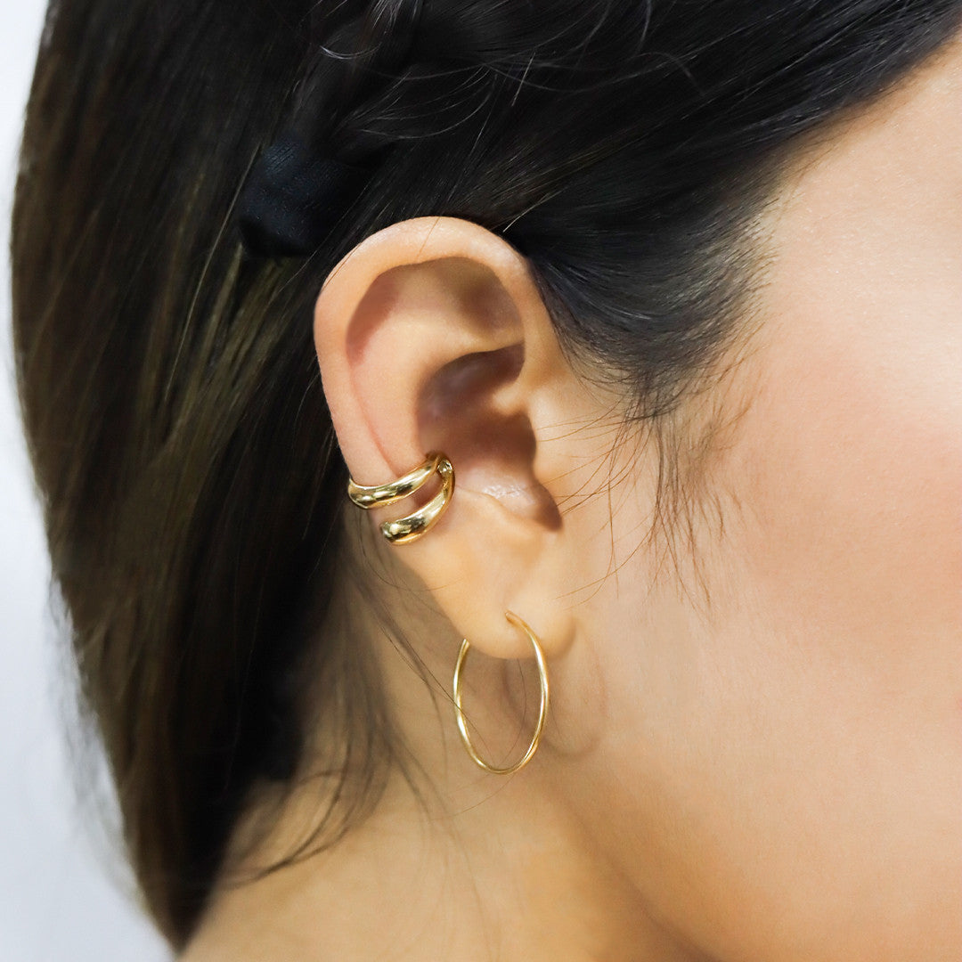 Este producto ofrece un toque de elegancia y exclusividad con sus lágrimas de earcuff en oro 18K de la reconocida marca Joyería Caracas. Con garantía para toda la vida, es perfecto para complementar cualquier atuendo y durará para siempre, convirtiéndose en un símbolo de lujo y buen gusto.