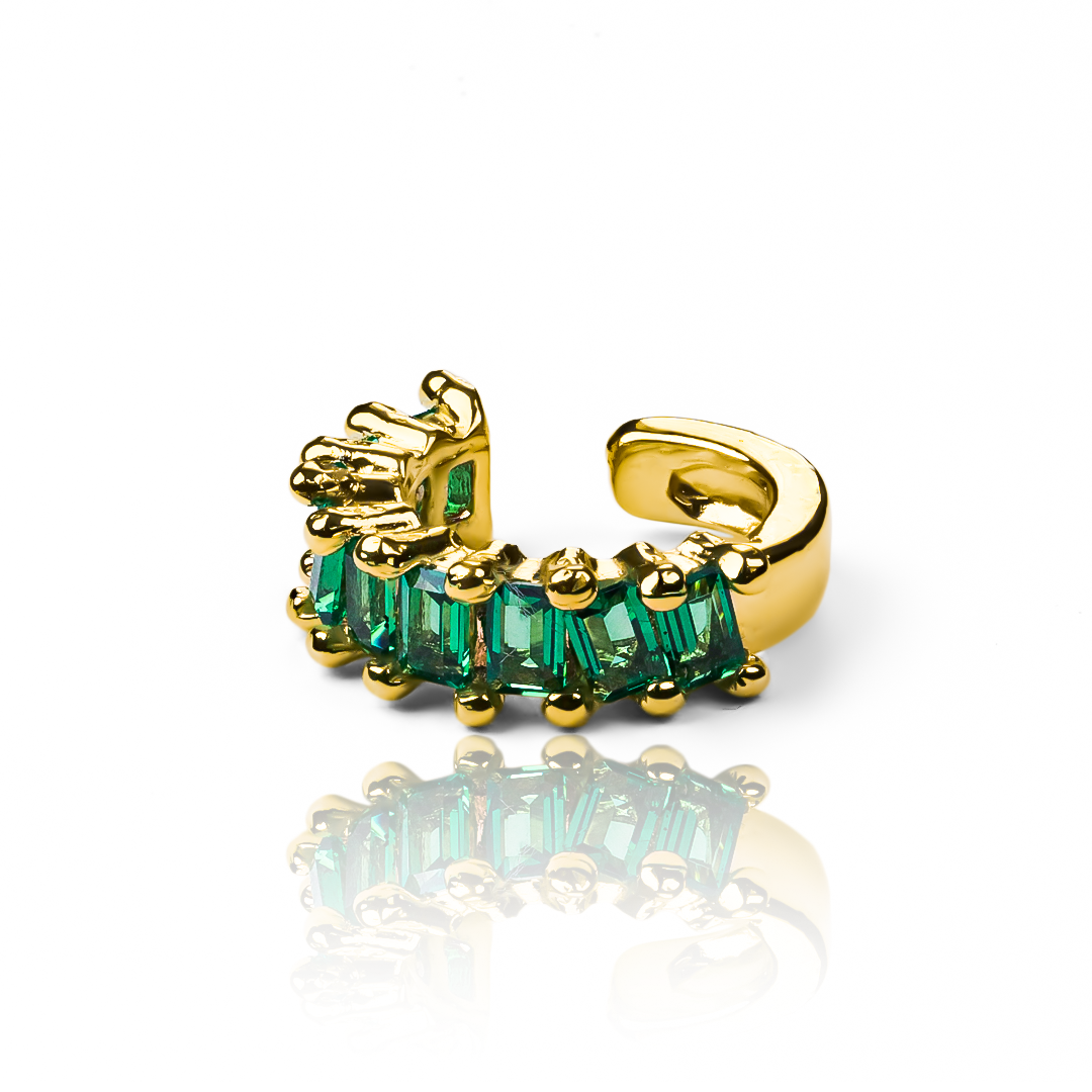 Destacando la elegancia y sofisticación de la joyería Caracas, presentamos nuestro Earcuff con piedras preciosas en un hermoso tono verde. Hecho de Oro 18K, esta pieza es una inversión para toda la vida y es respaldada por una garantía exclusiva. Inspírate en el mundo de la moda y la literatura con este accesorio exclusivo y atemporal.