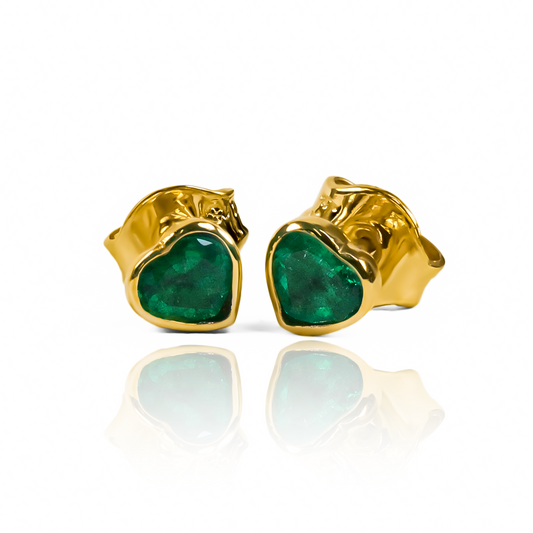 Estos exquisitos aretes "Emerald Heart" es una pieza única elaborada con oro de 18K y diseñada por Joyería Caracas. Con su hermoso corazón de esmeralda, es un símbolo de amor y elegancia. Además, cuenta con una garantía de por vida para asegurar su durabilidad.