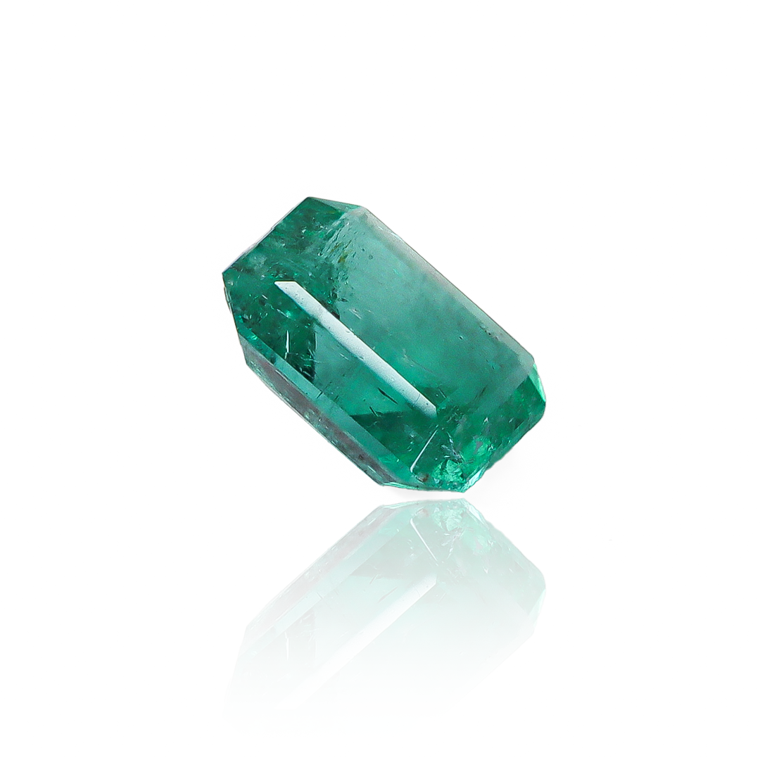 Elegante y exclusivo, el Esmeralda 002 de Joyería Caracas es perfecto para lucir un aspecto sofisticado. Con una garantía de por vida, esta pieza única presenta una hermosa piedra preciosa que seguro impresionará. Haz una declaración de estilo con el Esmeralda 002, una joya para toda la vida.