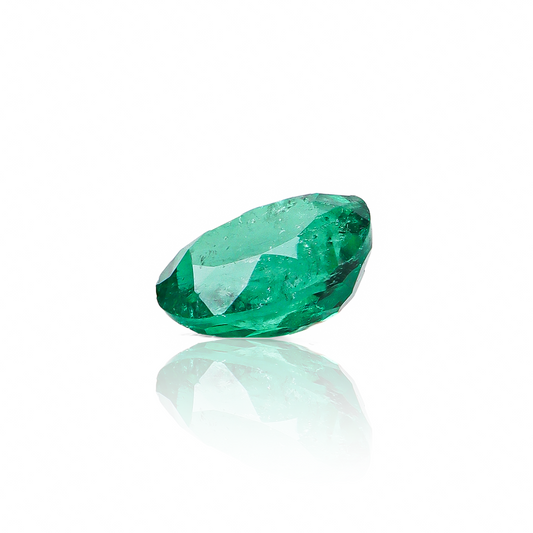 Descubre la elegancia y belleza de Esmeralda 010 de Joyería Caracas. Con su garantía de por vida, esta piedra preciosa es un tesoro para toda la vida. Sumérgete en la exclusividad y suntuosidad de esta joya de lujo.