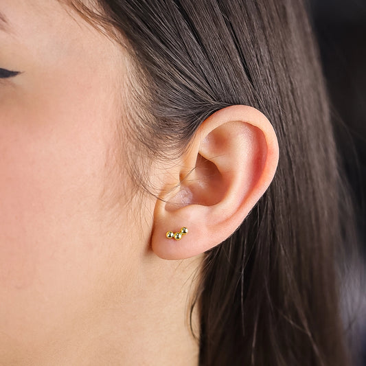 Oreja con topito de trio de esferas en oro amarillo de 18k hecho en Joyería Caracas.