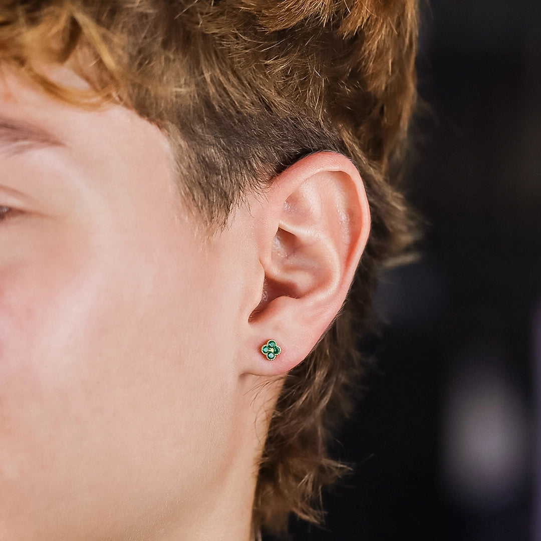 Oreja con topito en oro amarillo de 18k en forma de flor con 4 cristales de color verde hecho en Joyería Caracas.