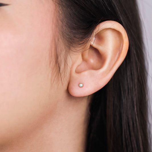 Oreja con topito de borde biselado con diamante en color blanco hecho en la Joyería Caracas.