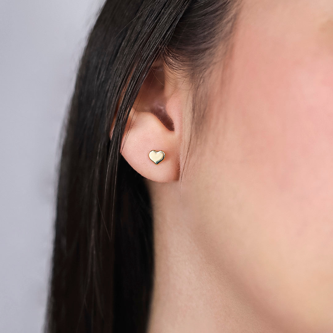 Oreja con topito en forma de corazón listo en oro amarillo de 18k hecho en la Joyería Caracas.