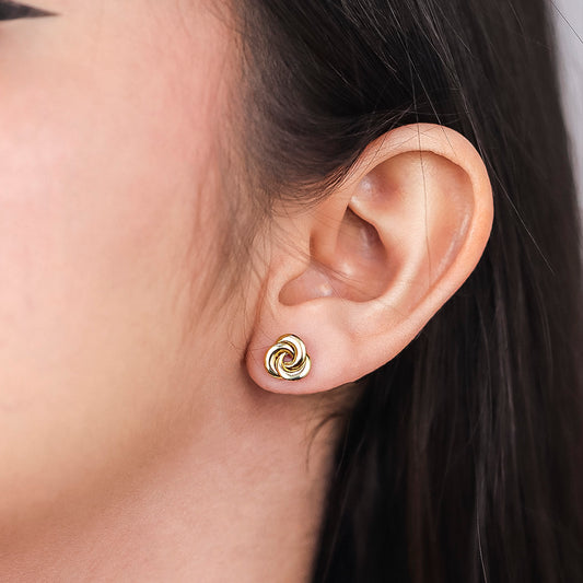 Oreja con topito en forma de flor en espiral en oro amarillo de 18k hecho en la Joyería Caracas.