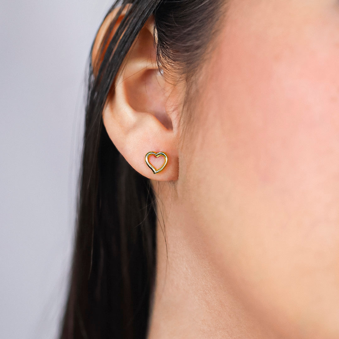 Oreja con topito de silueta en forma de corazón en oro amarillo de 18k hecho en Joyería Caracas.