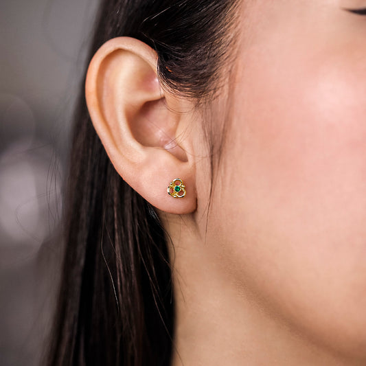 Oreja con topito en forma de flor con 3 pétalos oro amarillo de 18k con cristal de color verde en el centro hecho en Joyería Caracas.