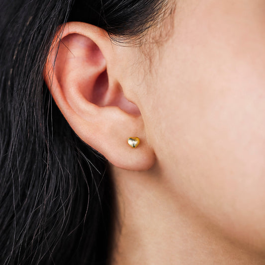 Oreja con topito en oro amarillo de 18k, en forma de corazón acanalado hecho en Joyería Caracas.