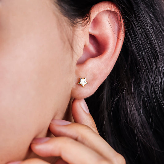 Oreja con topito en forma de estrella en oro amarillo de 18k hecho en Joyería Caracas.