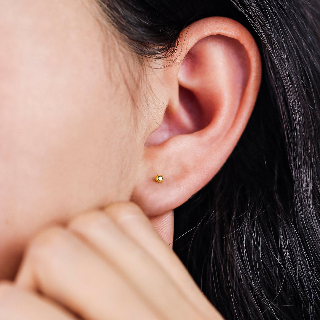 Oreja con topito de media esfera en oro amarillo de 18k hecho en Joyería Caracas.