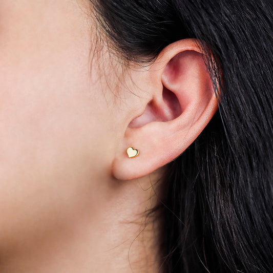 Oreja con topito en forma de corazón plano en oro amarillo de 18k hecho en Joyería Caracas.