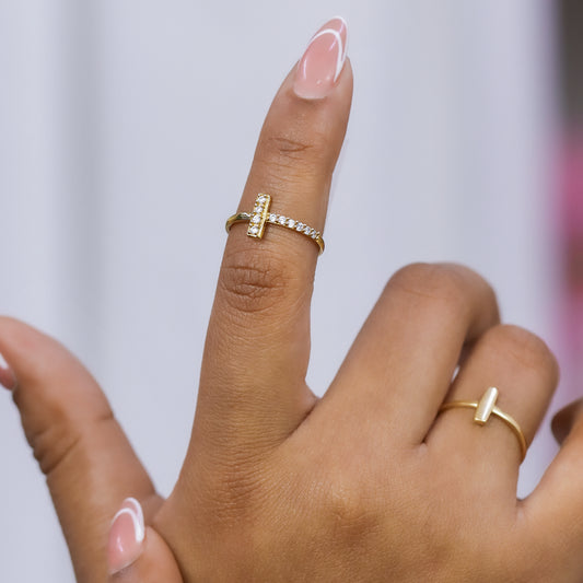 Mano de mujer con anillo en oro amarillo de 18 quilates con cristales de color blanco, hecho en Joyería Caracas. 