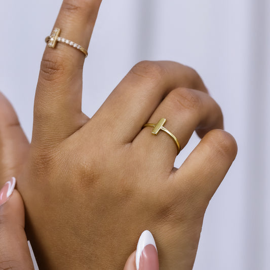 Mano de mujer con anillo en oro amarillo de 18 quilates, hecho en Joyería Caracas. 