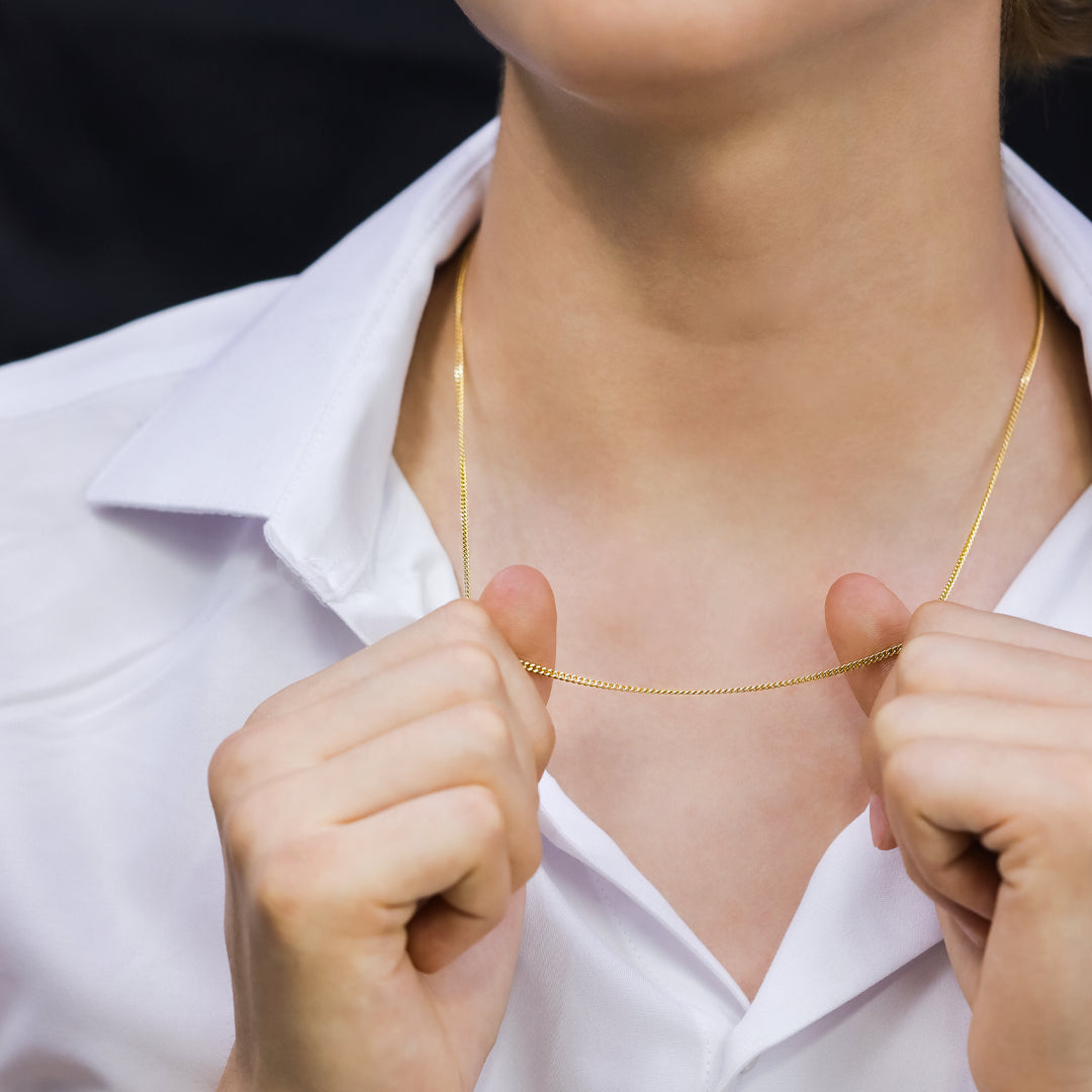 Cuello de hombre con cadena en tejido Cubano seguida martillada maciza de 50 cm en oro amarillo de 18 quilates, hecho en Joyería Caracas.  