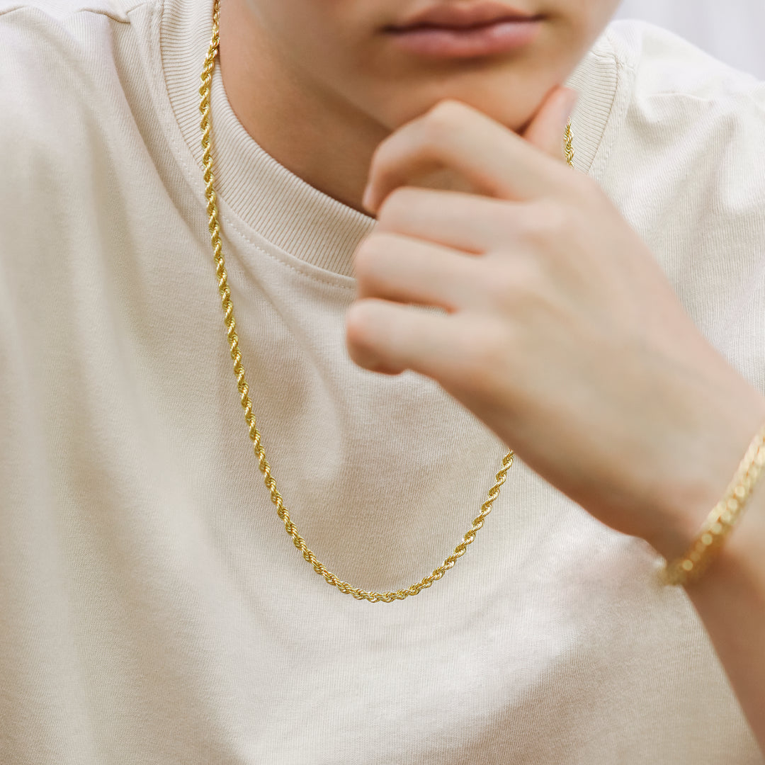 Cuello de hombre con cadena en tejido Lazo de 60 cm en oro amarillo de 18 quilates, hechos en Joyería Caracas. 