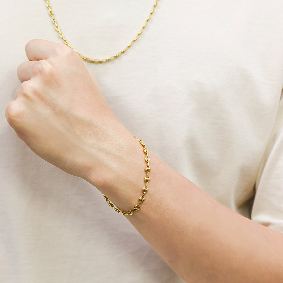 Mano de hombre con pulsera calabrote de 21 cm en oro amarillo de 18 quilates, hecho en Joyería Caracas. 