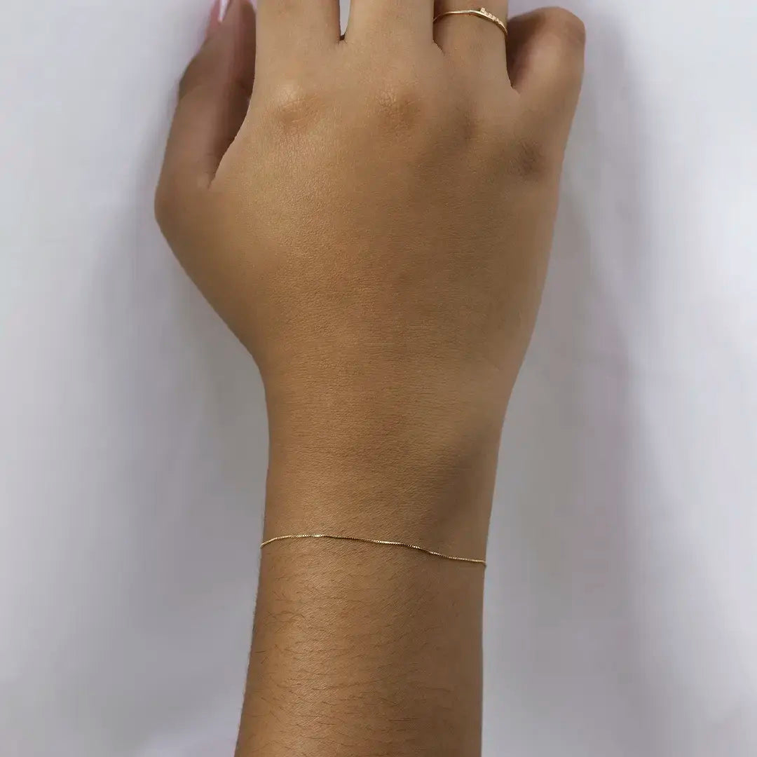 Mano de mujer con pulsera classic en tejido Venecia de 0.5mm en ancho de eslabón en oro amarillo de 18 quilates, hecho en Joyería Caracas. 