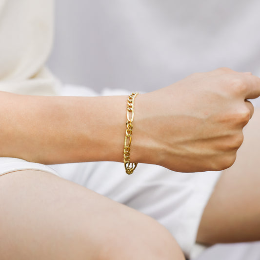 Mano de hombre con pulsera en tejido Cubano de 21 cm en oro amarillo de 18 quilates, hecho en Joyería Caracas. 