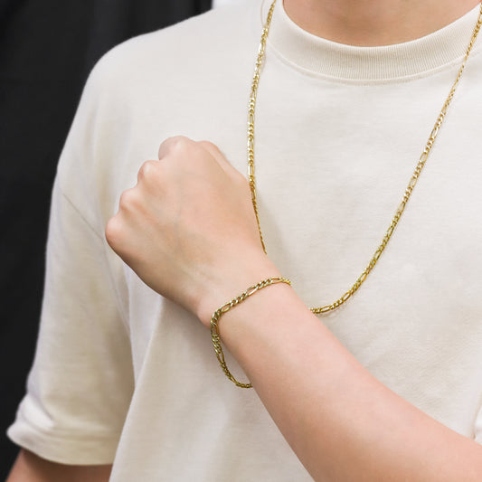 Mano de hombre con pulsera en tejido Cubano de 21 cm en oro amarillo de 18 quilates, hecho en Joyería Caracas. 