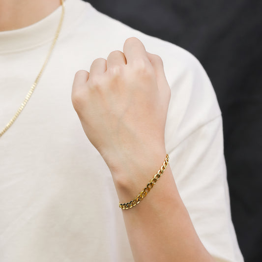 Mano de hombre con pulsera en tejido Cubano de 21 cm en oro amarillo de 18 quilates, hecho en Joyería Caracas. 