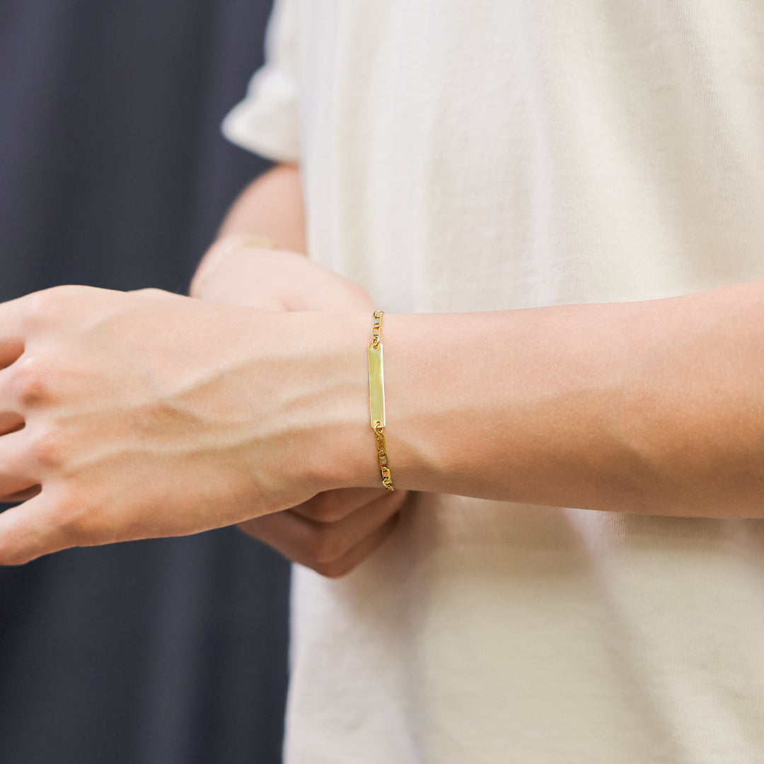 Mano de hombre con pulsera en tejido escalera plana 3 oros 18 quilates con esclava, hecho en Joyería Caracas. 