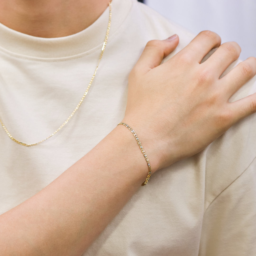 Mano de hombre con pulsera en tejido escalera plana 3 oros de 18 quilates, hecho en Joyería Caracas. 