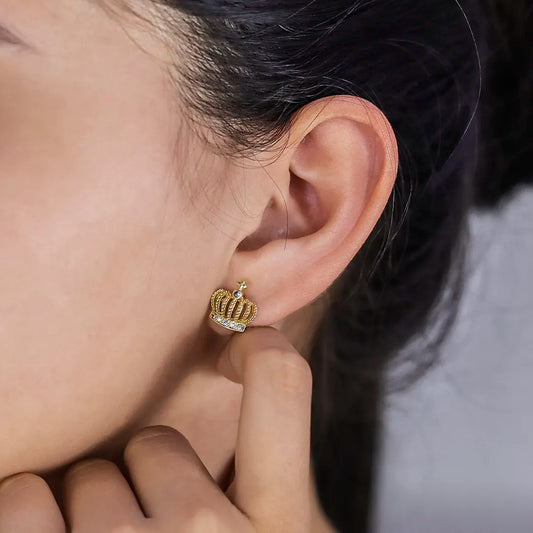 Oreja de mujer con topito en forma de corona en oro amarillo de 18 quilates y cristales de color blanco, hecho en Joyería Caracas. 