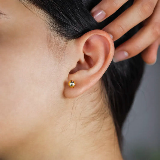 Oreja de mujer con topito de esfera diamantada de 6.0mm en oro amarillo de 18 quilates, hechos en Joyería Caracas.