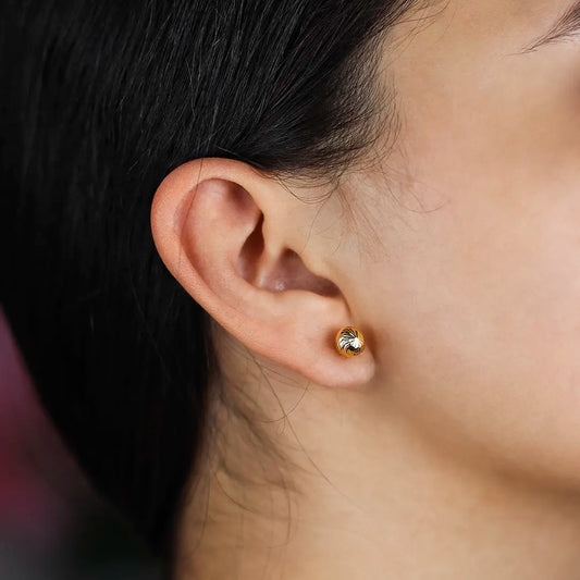 Oreja de mujer con topito de esfera diamantada de 7.0mm en oro amarillo de 18 quilates, hechos en Joyería Caracas. 