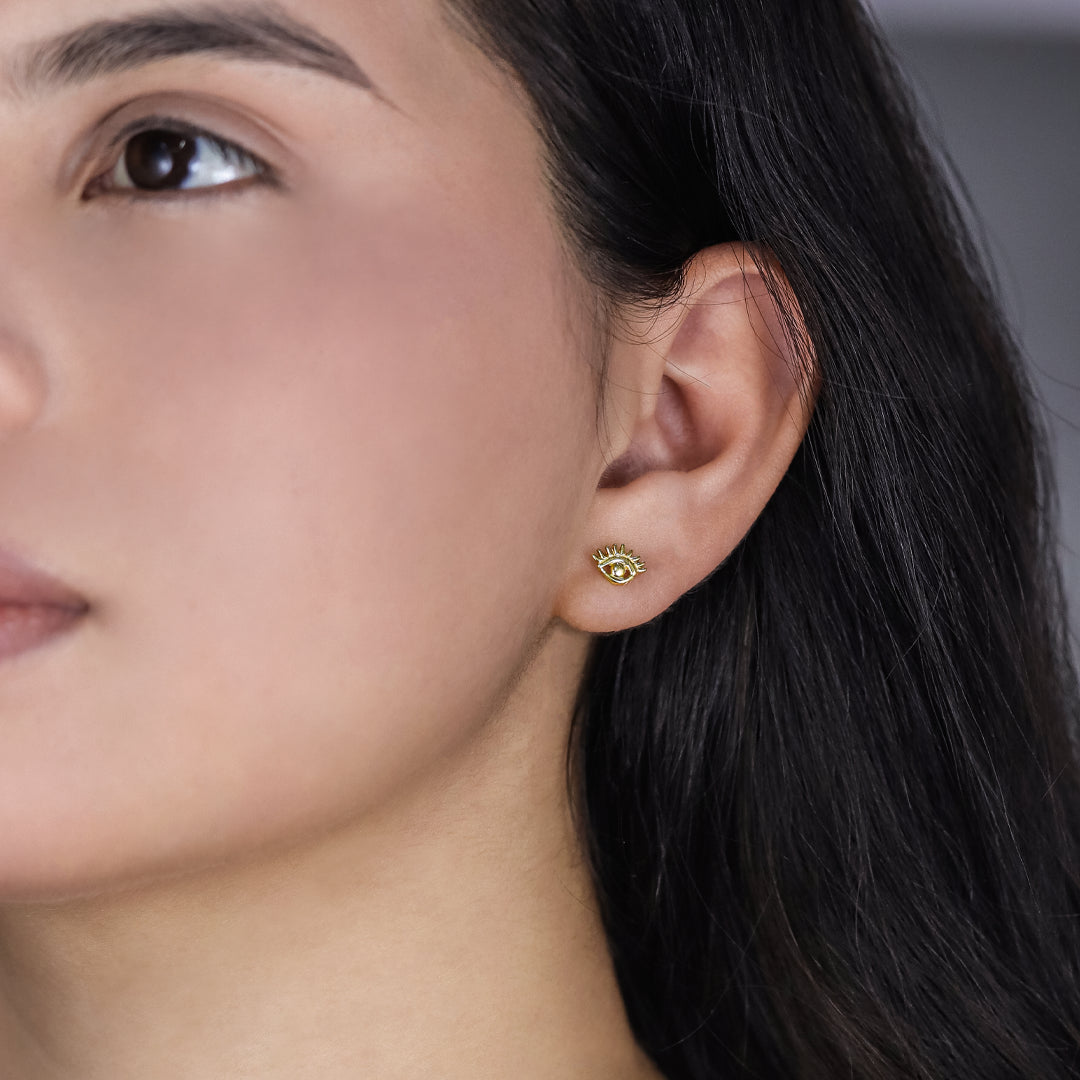 Oreja de mujer con topito de ojo turco en oro amarillo de 18 quilates, hechos en Joyería Caracas. 