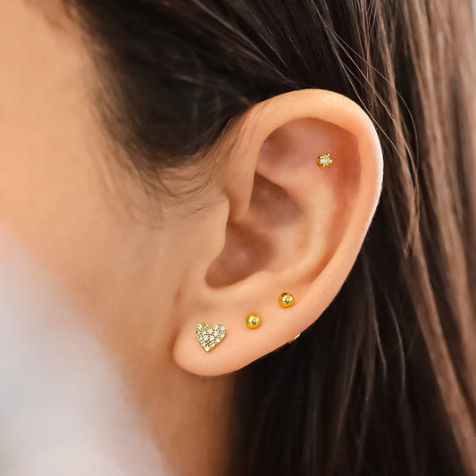 Oreja de mujer con topito de esfera lisa en oro amarillo de 18 quilates, hecho en Joyería Caracas. 