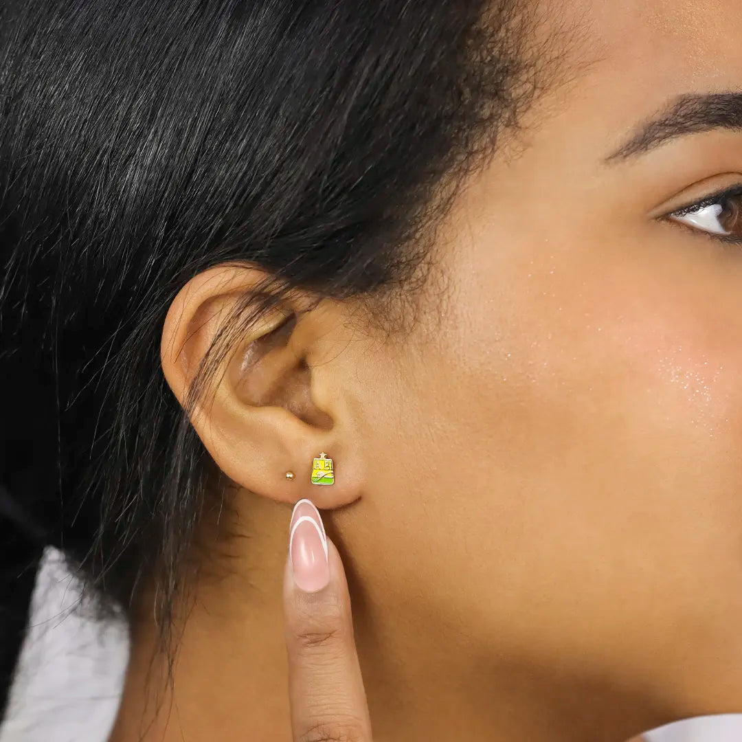 Oreja de mujer con topito del Atlético Bucaramanga en oro amarillo de 18 quilates, hecho en Joyería Caracas. 