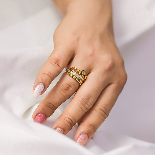 mano de mujer con un anillo en el dedo anular, anillo de corona de 15 años en oro 18k