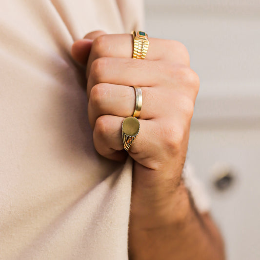 Mano de hombre con anillos en oro amarillo de 18 quilates, hecho en Joyería Caracas. 