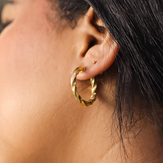 Oreja de mujer con candonga en forma de melcocha con textura de arena en oro amarillo de 18 quilates, hecho en Joyería Caracas. 