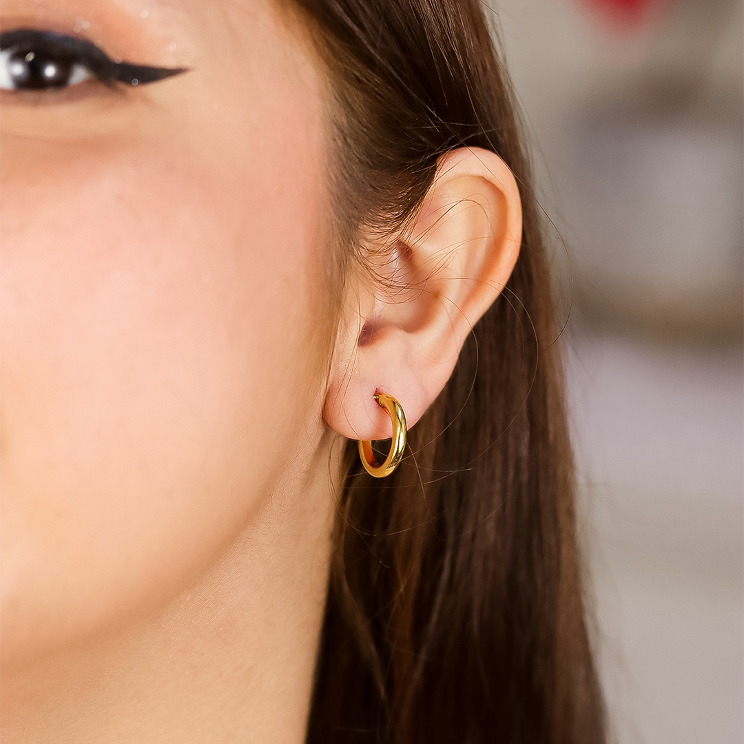 Oreja de mujer con candonga tubo en oro amarillo de 18 quilates, hecho en Joyería Caracas. 