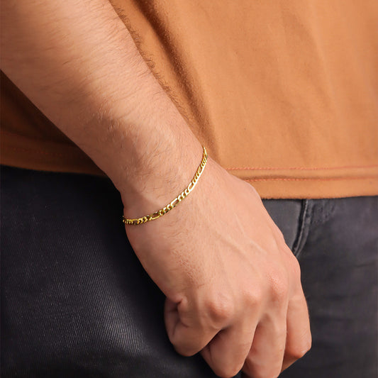 Mano de hombre con pulsera en tejido cubano en oro amarillo de 18 quilates, de Joyería Caracas. 