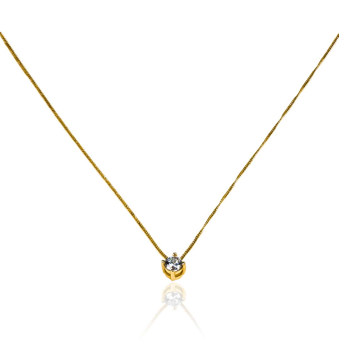 Luce elegante y sofisticada con nuestra Gargantilla Mini Cubana ss 50 Pasante #3. Fabricada en oro 18K por Joyería Caracas, esta joya te asegura una garantía de por vida. Destaca tu estilo con esta pieza exclusiva.